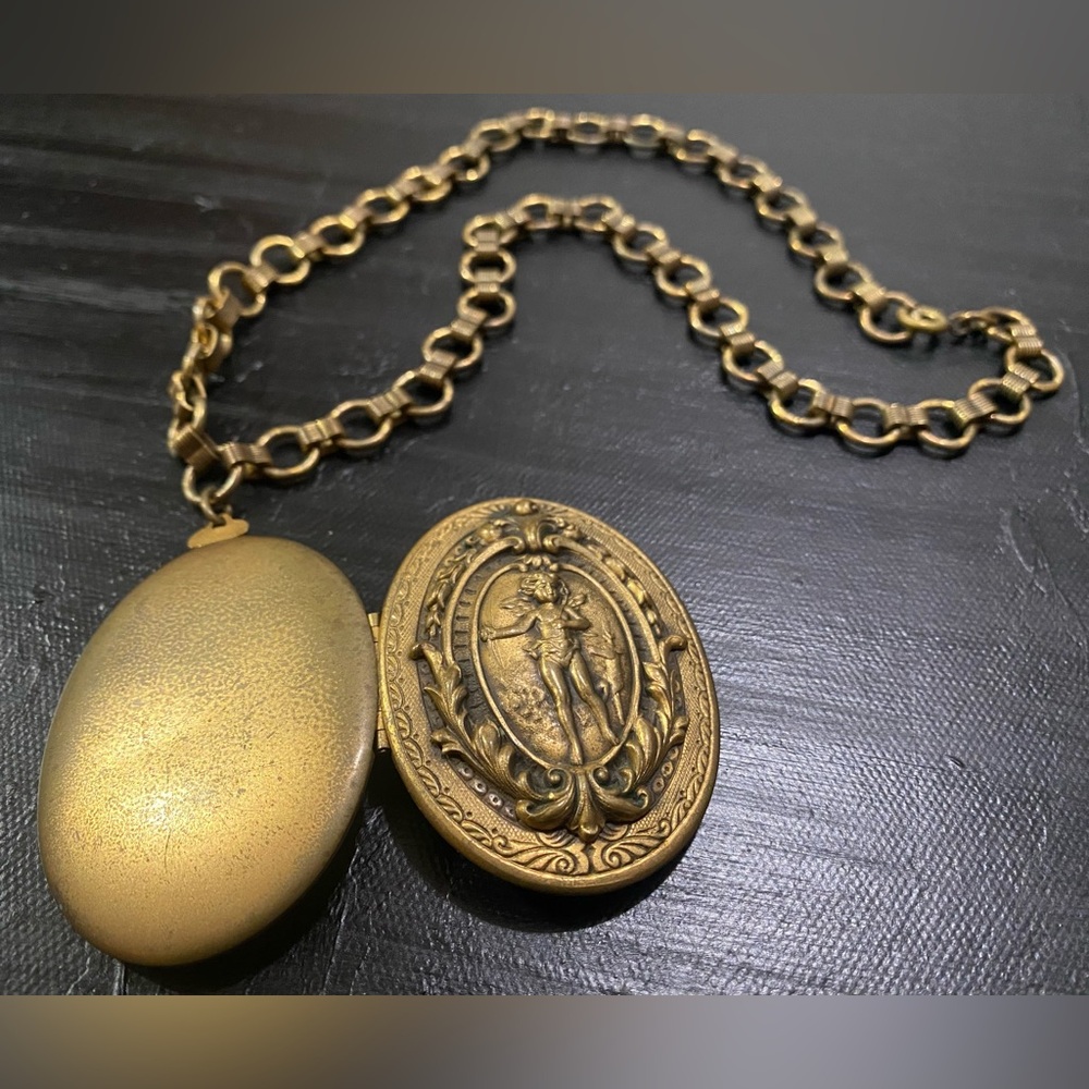 Vintage, cupid locket💘